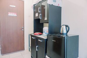 Deluxe Studio | Private kitchen | Mini-fridge, stovetop, rice cooker, dining tables