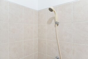 Deluxe Studio | Bathroom