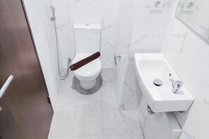Estudio Deluxe | Baño | Regadera, amenidades de baño gratuitas, toallas, jabón 
