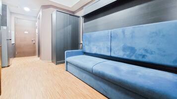 Deluxe Studio | Desk