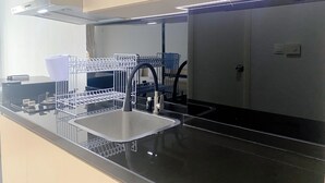 デラックス スタジオ | 専用キッチン | 冷蔵庫、コンロ、炊飯器
