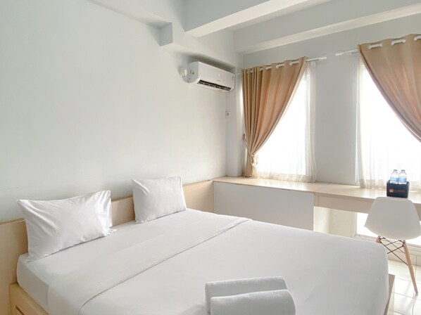 Deluxe Studio | Desk - Simply And Cozy Stay Studio Patraland Urbano Apartment (Bekasi)