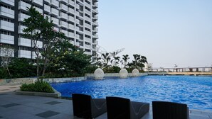 Outdoor pool - Cozy And Warm Studio At West Vista Apartment (Jakarta)