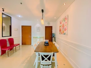 Deluxe Apartment | Dining room