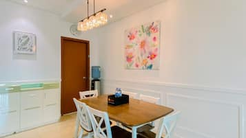 Deluxe Apartment | Dining room
