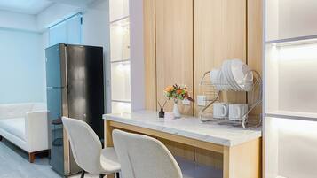 Deluxe Apartment | Dining room