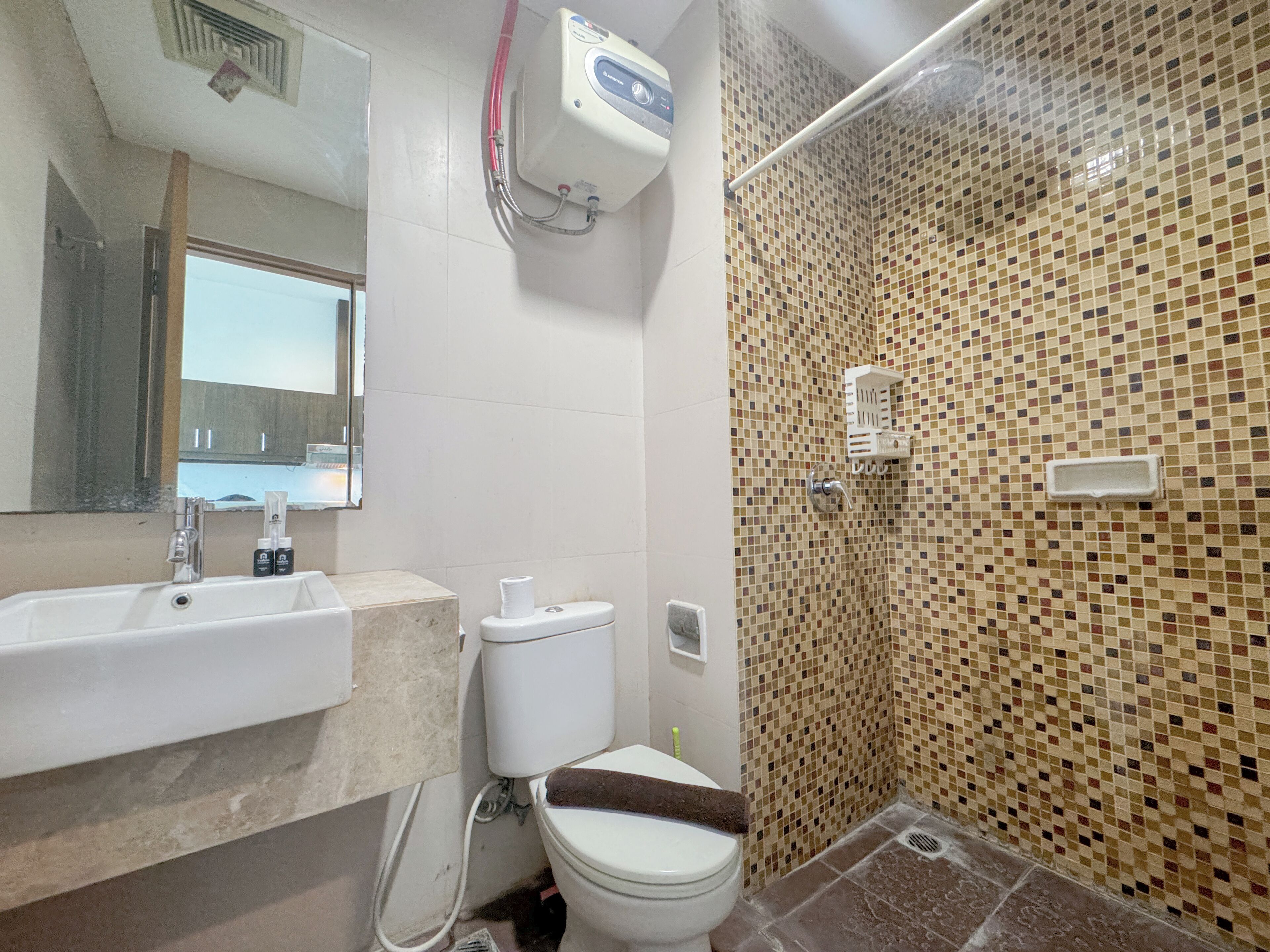 Ein Badezimmer mit Waschbecken, Toilette und Duschbereich.