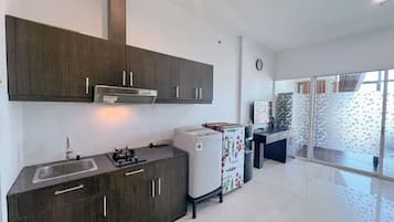 Apartemen Deluks | Dapur pribadi | Lemari es, kompor, dan penanak nasi