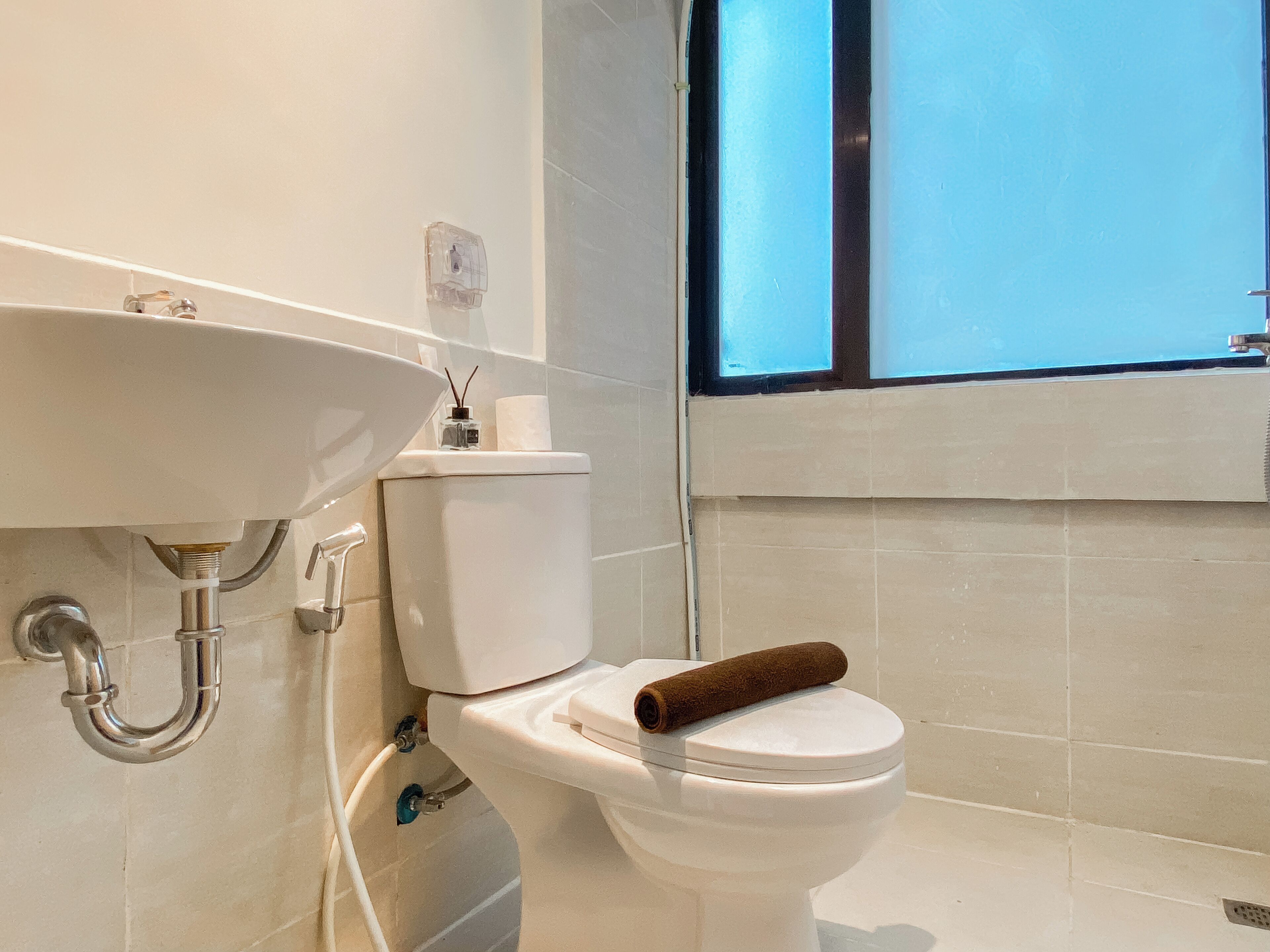 Un baño con lavamanos, inodoro y bañera blancos.