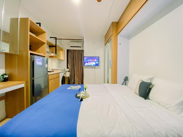 Desk - Homey And Restful Studio At Kebagusan City Apartment (Jakarta)