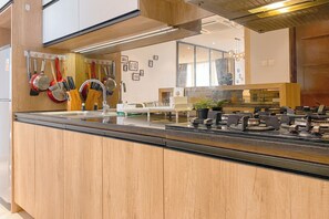 Lägenhet Deluxe | Eget kök | Kylskåp, mikrovågsugn, spishäll och riskokare