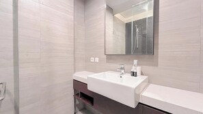 Deluxe Apartment | Bilik Mandi | Tab mandi dan pancuran berasingan, kelengkapan dandanan diri percuma 