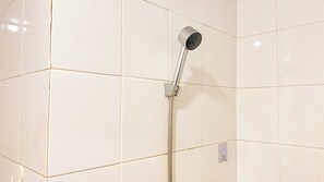 Deluxe-lejlighed | Badeværelse | Bruser, gratis toiletartikler, håndklæder, Sæbe