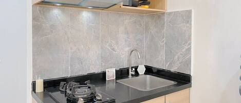 Deluxe Apartment | Private kitchen | Fridge, stovetop, electric kettle, rice cooker