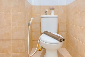 Deluxe Apartment | Bathroom | Shower, free toiletries, towels, soap - Comfort Living 2Br Green Pramuka City Near Mall Apartment (Jakarta)