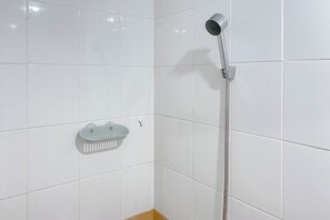Deluxe-Apartment | Badezimmer | Dusche, kostenlose Toilettenartikel, Handtücher, Seife