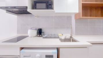 Estúdio luxo | Cozinha privada | Frigobar, cooktop, panela elétrica de arroz, mesas de jantar