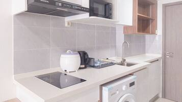 Estúdio luxo | Cozinha privada | Frigobar, cooktop, panela elétrica de arroz, mesas de jantar
