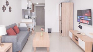 Un salón moderno con un sofá gris, una mesa de centro de madera y un televisor que muestra la Semana de Streaming de LG.