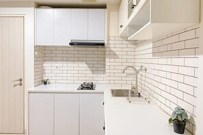 Refrigerador, placa de cocina, tetera/pava eléctrica, arrocera