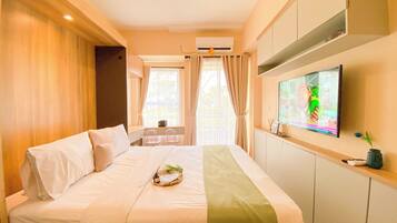 Deluxe Studio | Desk