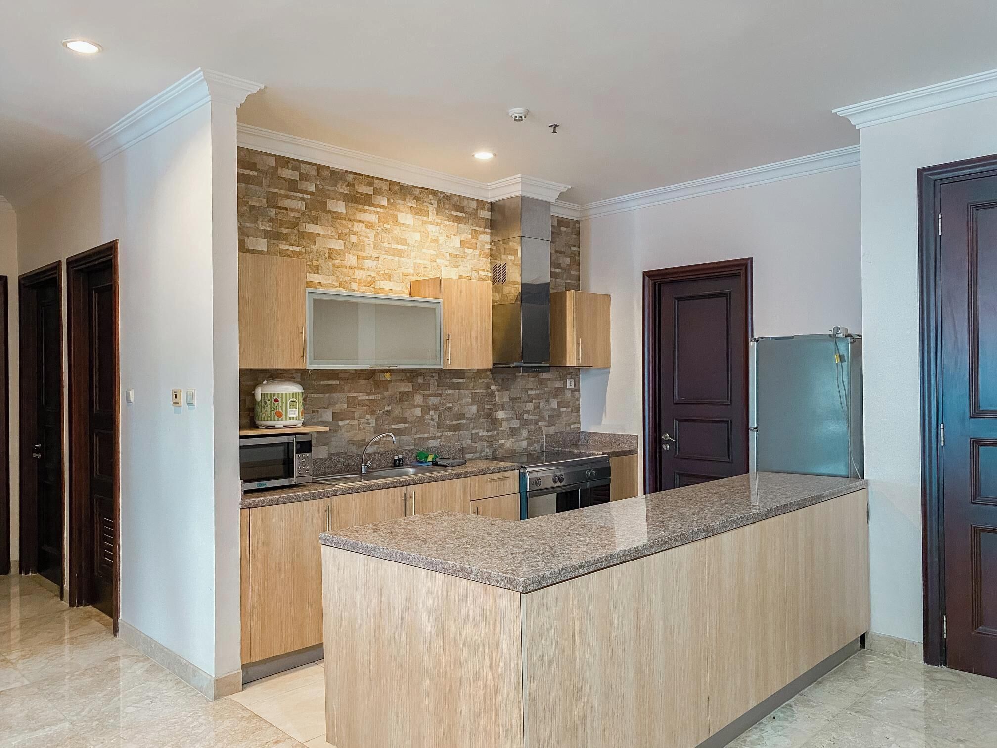 Departamento Deluxe | Cocina privada | Refrigerador, microondas, parrilla de estufa y arrocera 