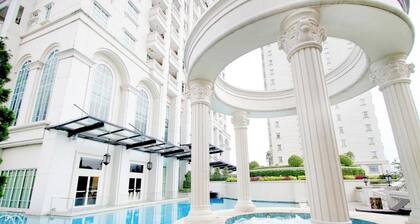 Spacious And Modern Look 3Br Bellezza Apartment