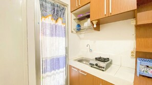 Deluxe-lejlighed | Privat køkken | Køleskab, kogeplade, riskoger, spisebord
