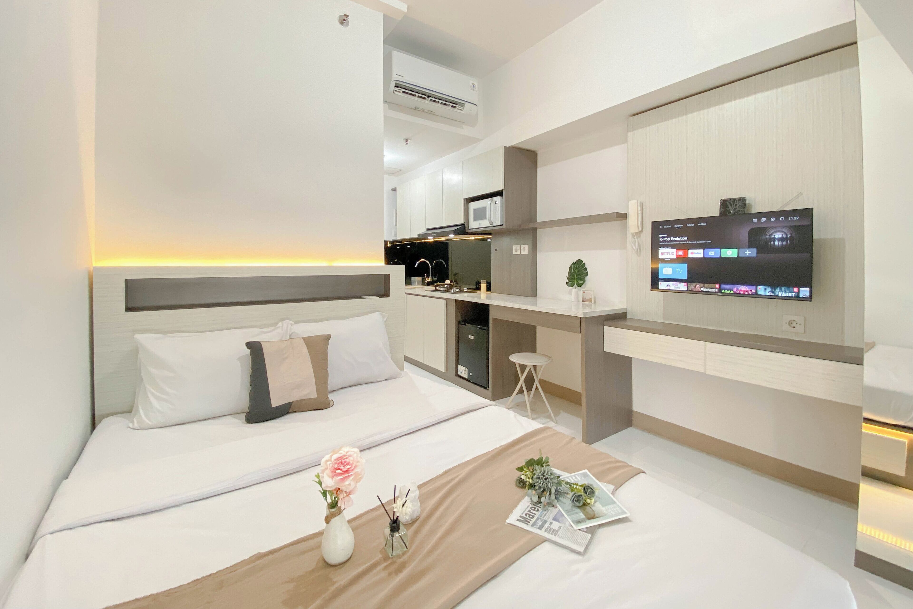 Deluxe Studio | Desk