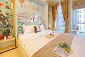 Deluxe Studio | Desk