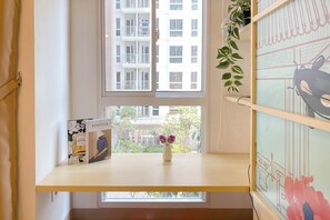 Deluxe Studio | Desk