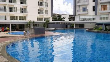 Una piscina al aire libre
