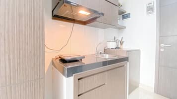 Estudio Deluxe | Cocina privada | Frigobar, parrilla de estufa, arrocera y comedor