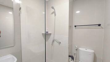 Deluxe Studio | Bathroom | Shower, free toiletries, towels, soap