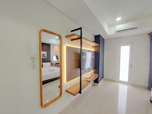 Deluxe Studio | Meja 