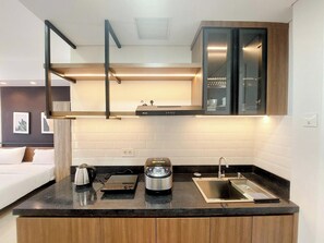 Deluxe Studio | Dapur peribadi | Peti sejuk, dapur, periuk nasi, meja makan 
