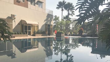 Una piscina al aire libre