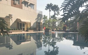 Outdoor pool - Modern Studio Room At Apartment Pinewood (Cileunyi)
