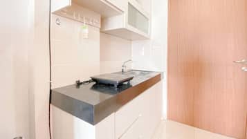 Deluxe Studio | Private kitchen | Fridge, stovetop, rice cooker, dining tables
