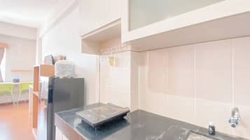 Refrigerador, placa de cocina, arrocera, mesa de comedor