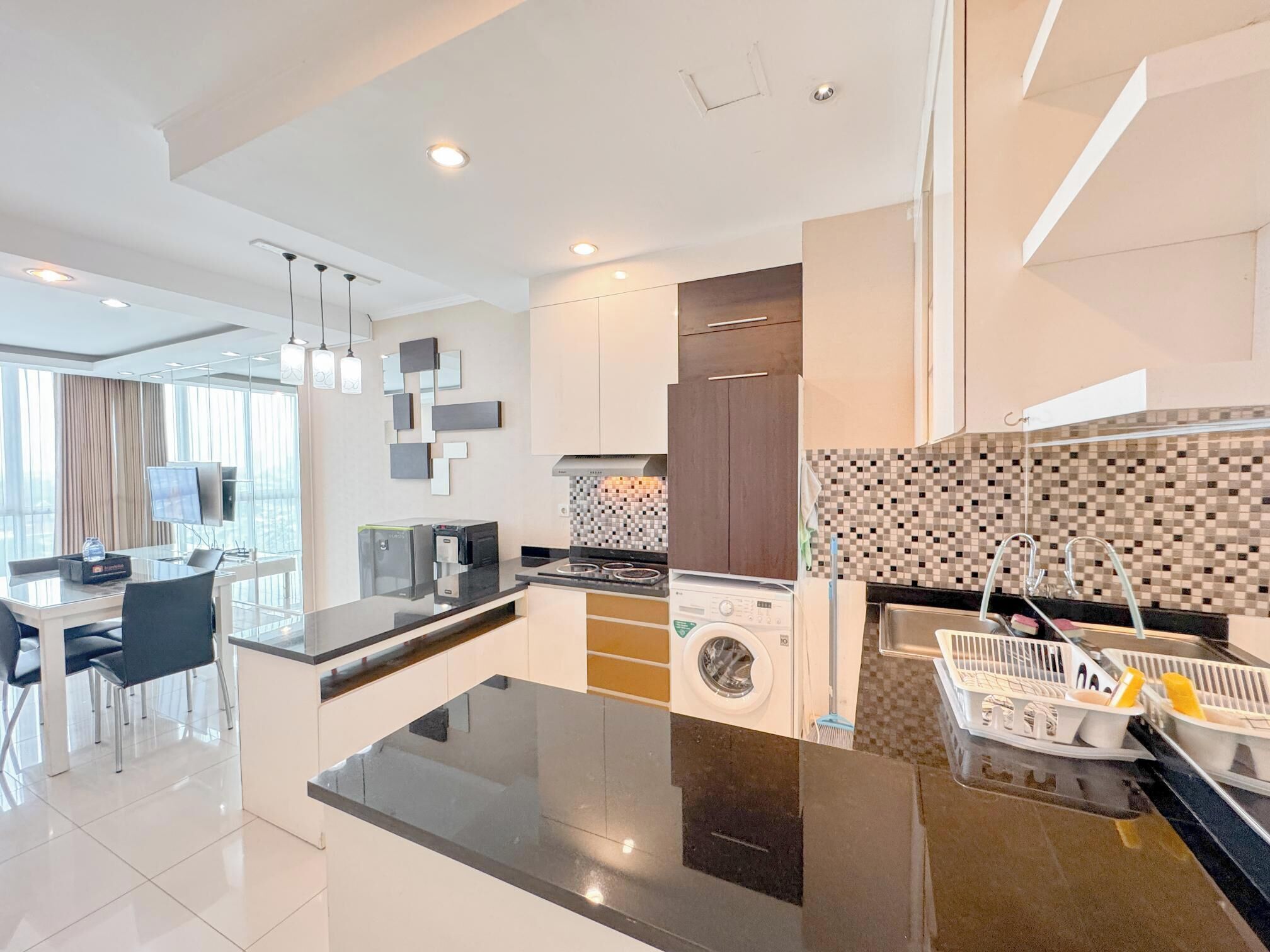 Deluxe Apartment | Private kitchen | Fridge, stovetop, rice cooker, dining tables