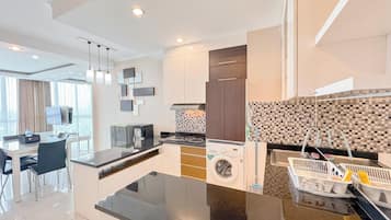 Deluxe Apartment | Private kitchen | Fridge, stovetop, rice cooker, dining tables