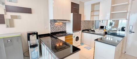 Deluxe Apartment | Dapur peribadi | Peti sejuk, dapur, periuk nasi, meja makan