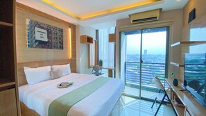 Deluxe Studio | Desk