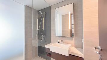 Deluxe Studio | Bathroom | Shower, free toiletries, towels, soap