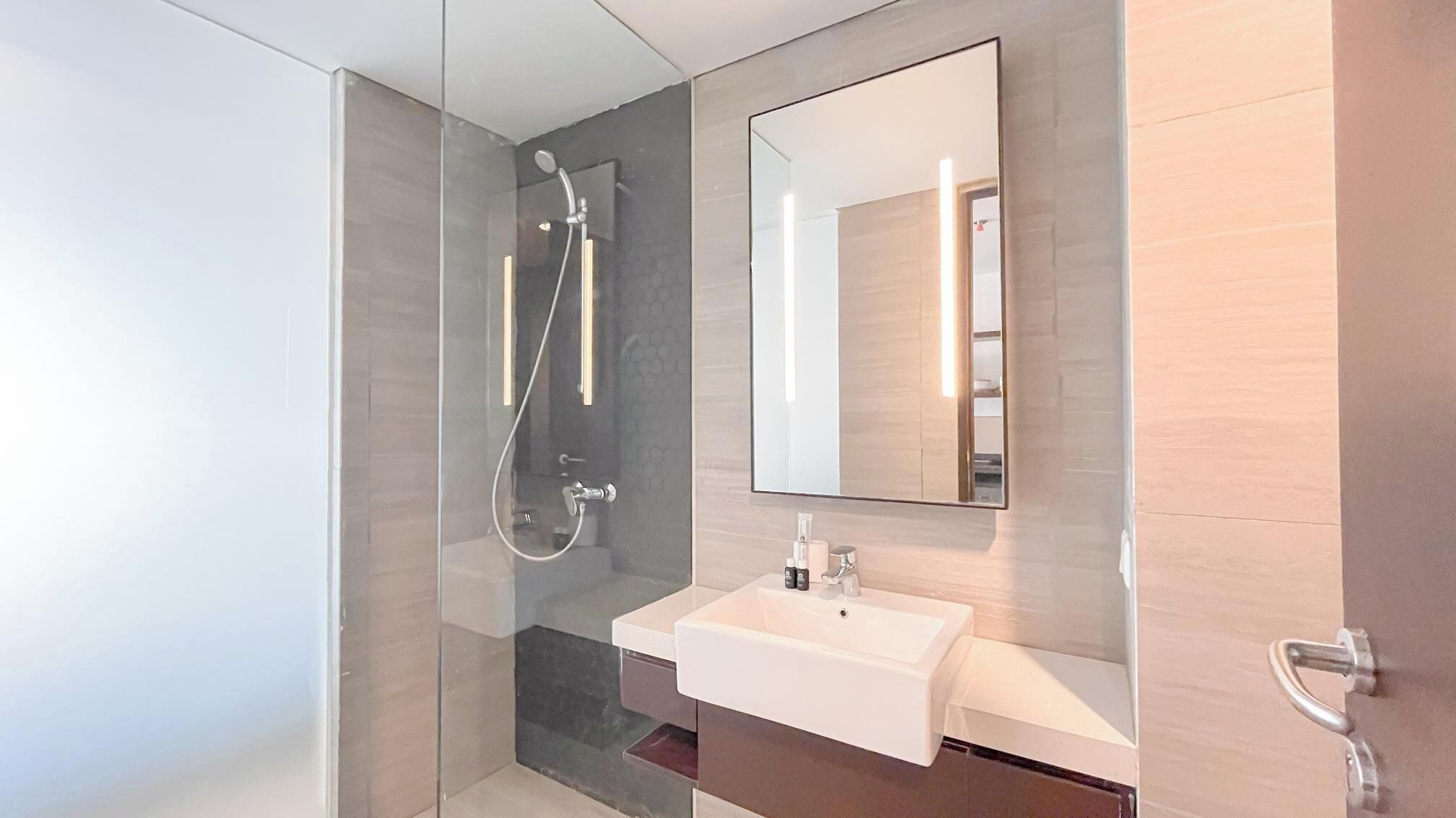 Studio Deluxe | Phòng tắm | Buồng tắm vòi sen, đồ dùng nhà tắm miễn phí, khăn tắm, xà phòng 