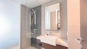 Studio Deluxe | Phòng tắm | Buồng tắm vòi sen, đồ dùng nhà tắm miễn phí, khăn tắm, xà phòng