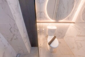 Studio Deluxe | Badrum | Dusch, gratis toalettartiklar, handdukar och tvÄl
