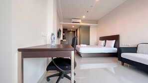 Deluxe Studio | Meja 