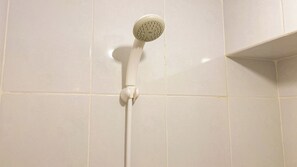 Deluxe Studio | Bathroom | Shower, free toiletries, towels, soap